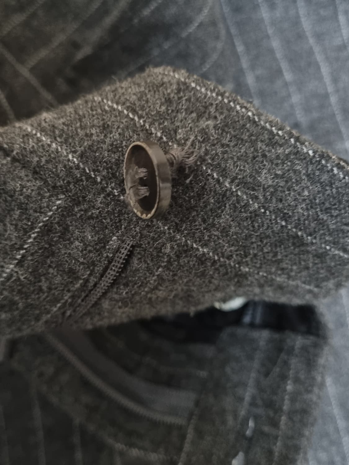 해칭룸 와이드 커브 트라우저 스트라이프 차콜 상품이미지2