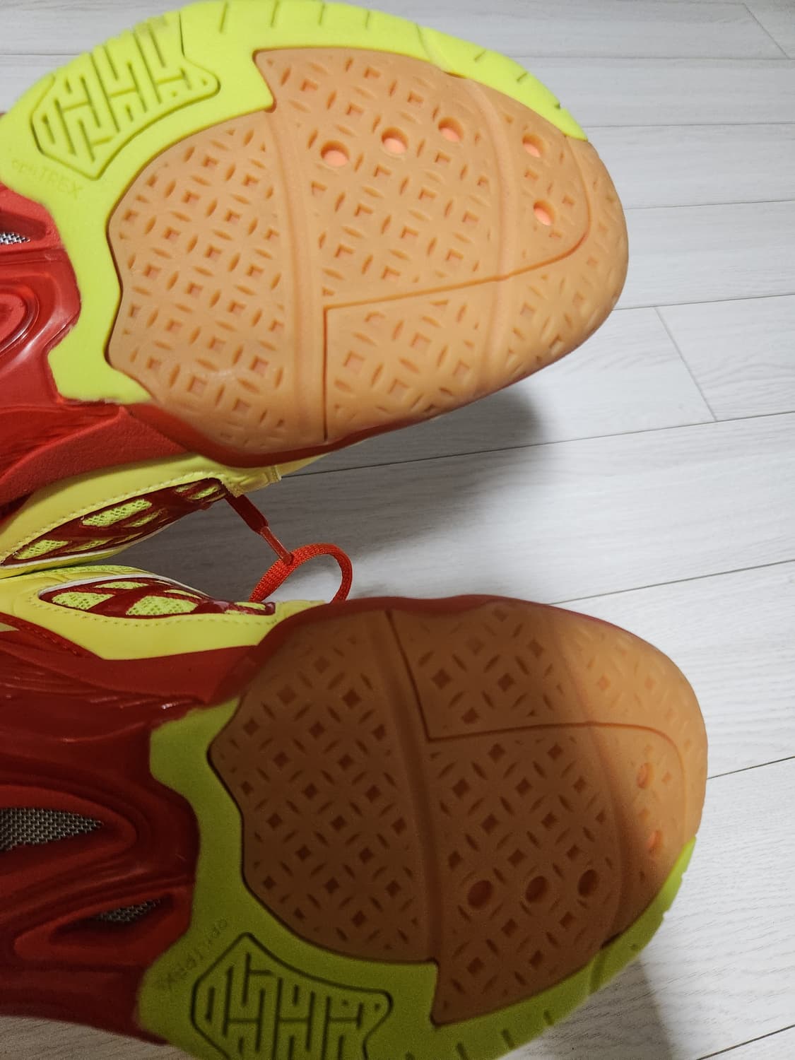 비트로  랠리  베드민턴화 사이즈245

미세 사용감(발등 접히는 부분  상품이미지9