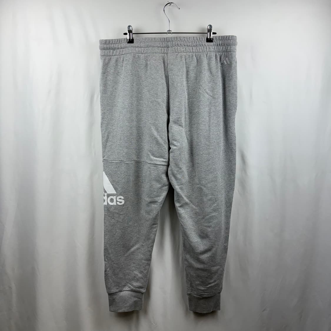 (새상품)(2XL) 아디다스 에센셜 테이퍼드 커프 팬츠 그레이 상품이미지5