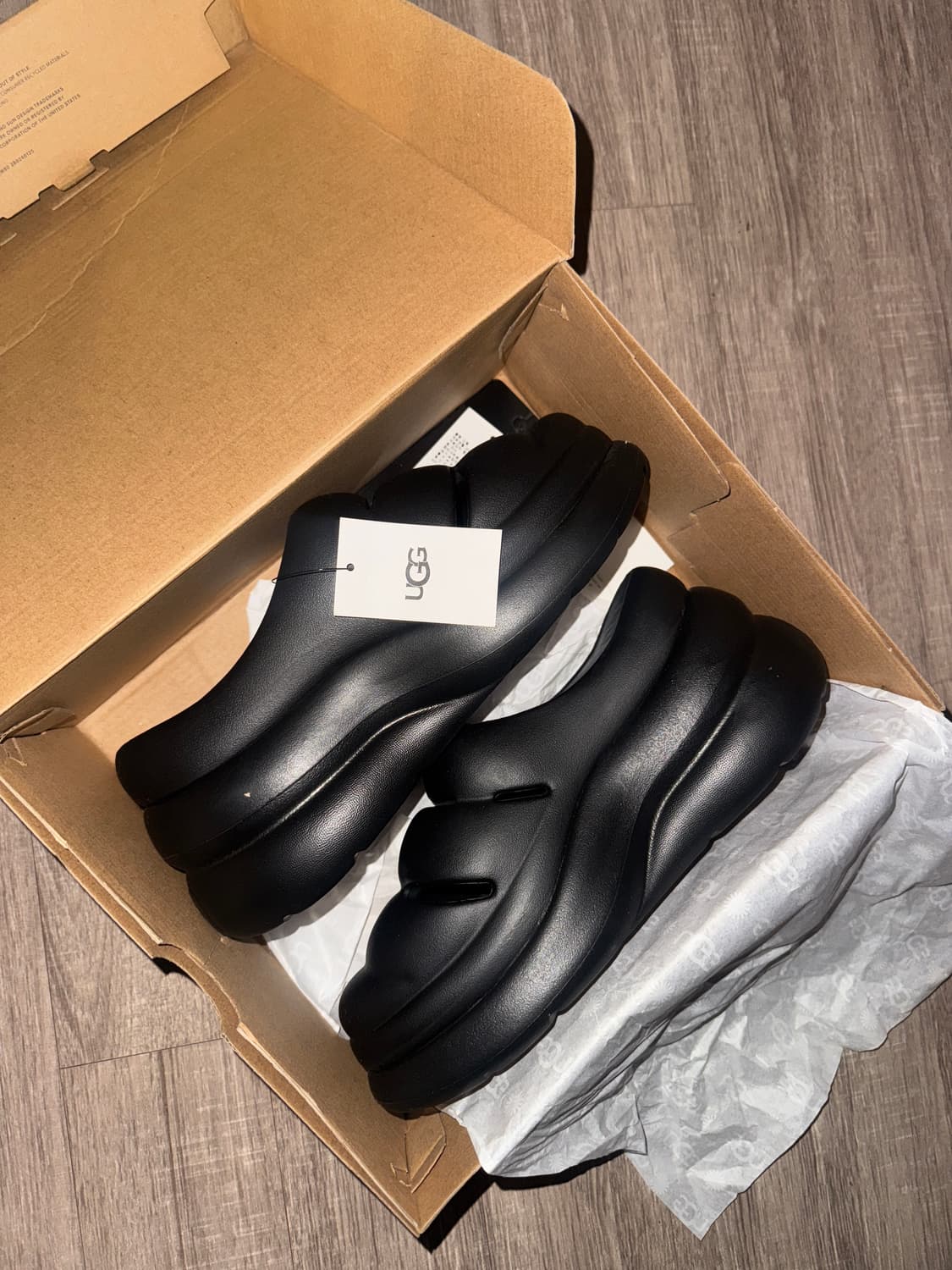 어그 스포츠 예 클로그 블랙 상품이미지1