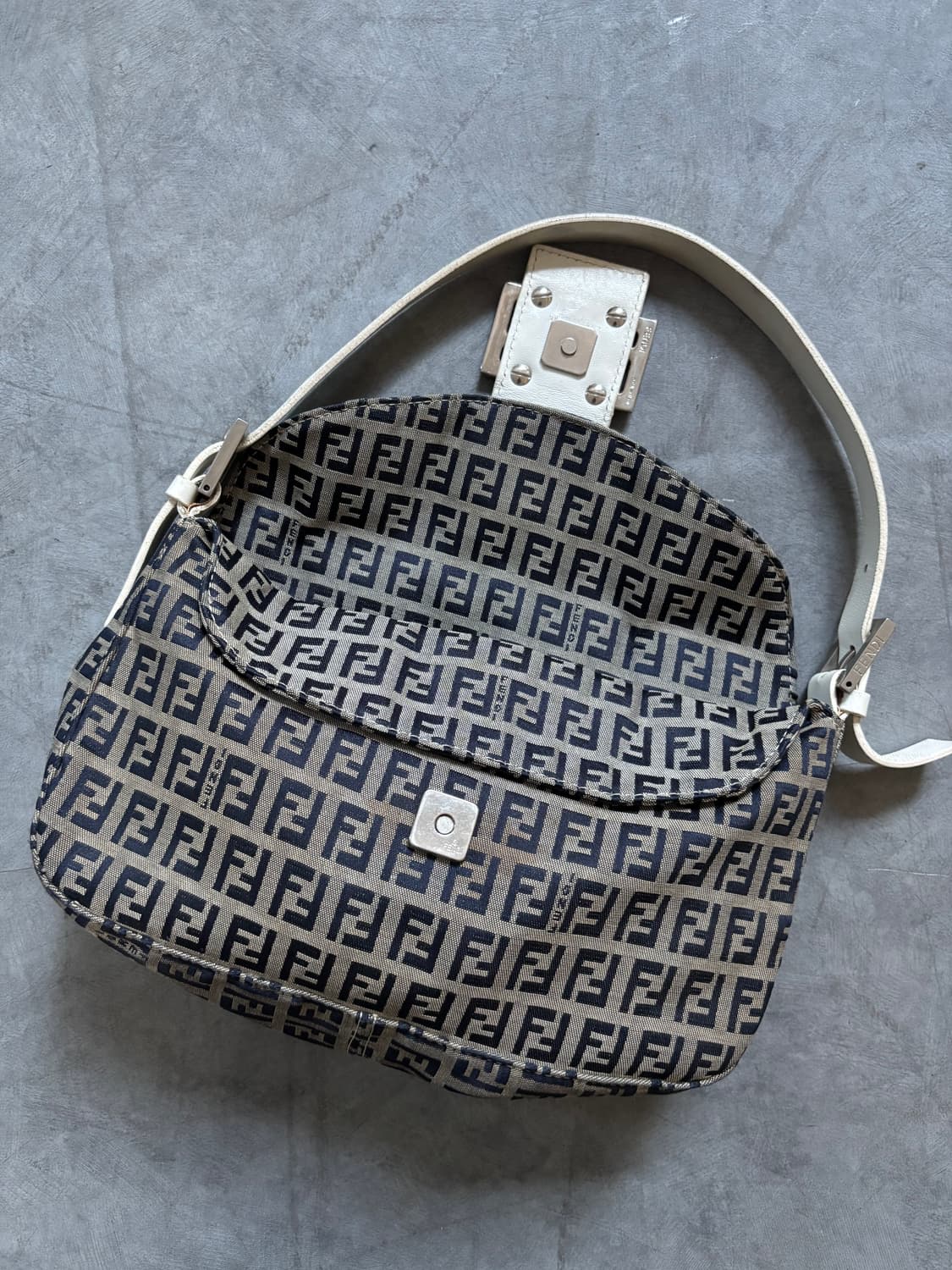 Fendi 펜디 FF 로고 아이보리 버클 미니 숄더백 상품이미지6