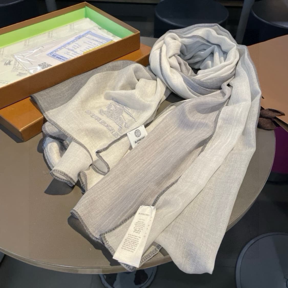 버버리숙녀 리버서블 스카프100% 램스울
 상품이미지6