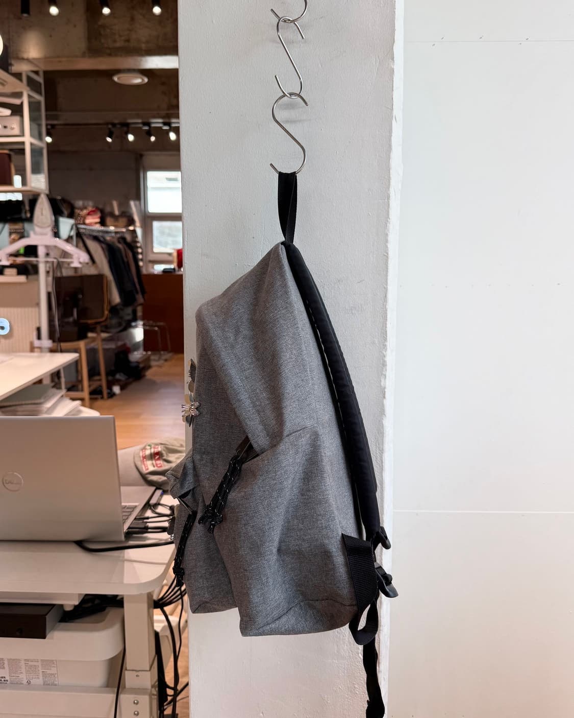 이스트팩 x 체스티 그레이 플라워패치 백팩  상품이미지3