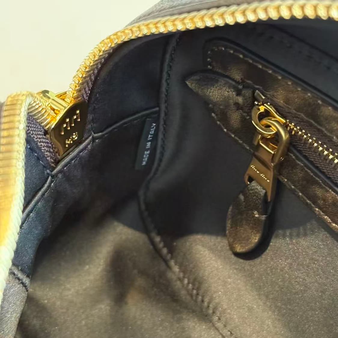 미우 미우 아르카디 마테라쎄 나파 레더 미니백 블랙 상품이미지4