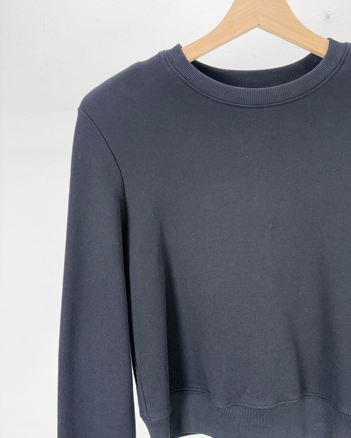 드리스반노튼 숄더패치 블랙 스웨트 셔츠 상품이미지3