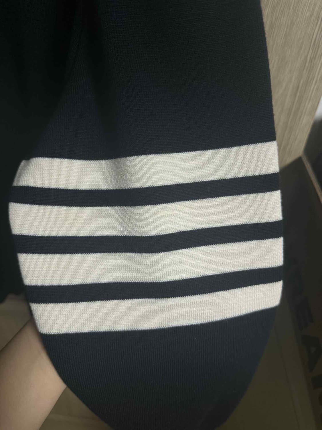 톰브라운 밀라노스티치 사선완장 금장 3버튼 니트 네이비 5 상품이미지3