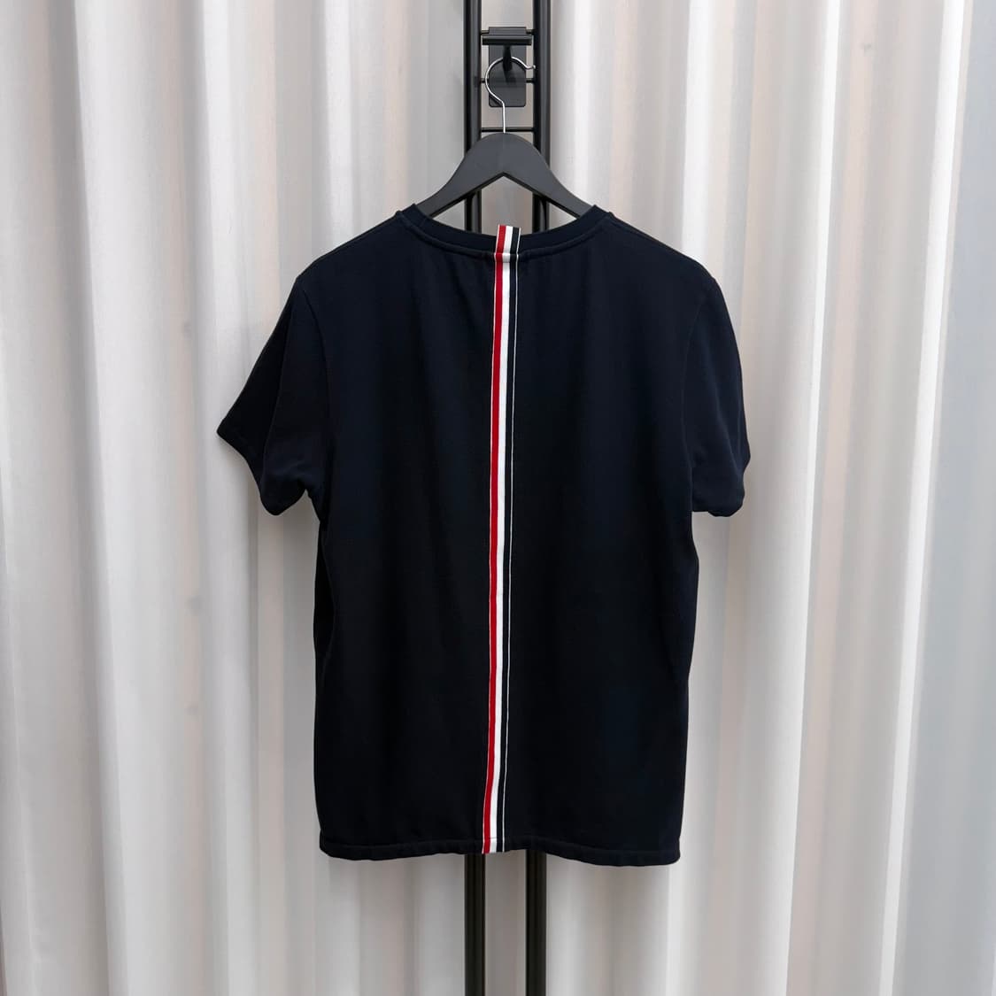 [3] 톰브라운 백삼선 반팔 티셔츠 상품이미지1