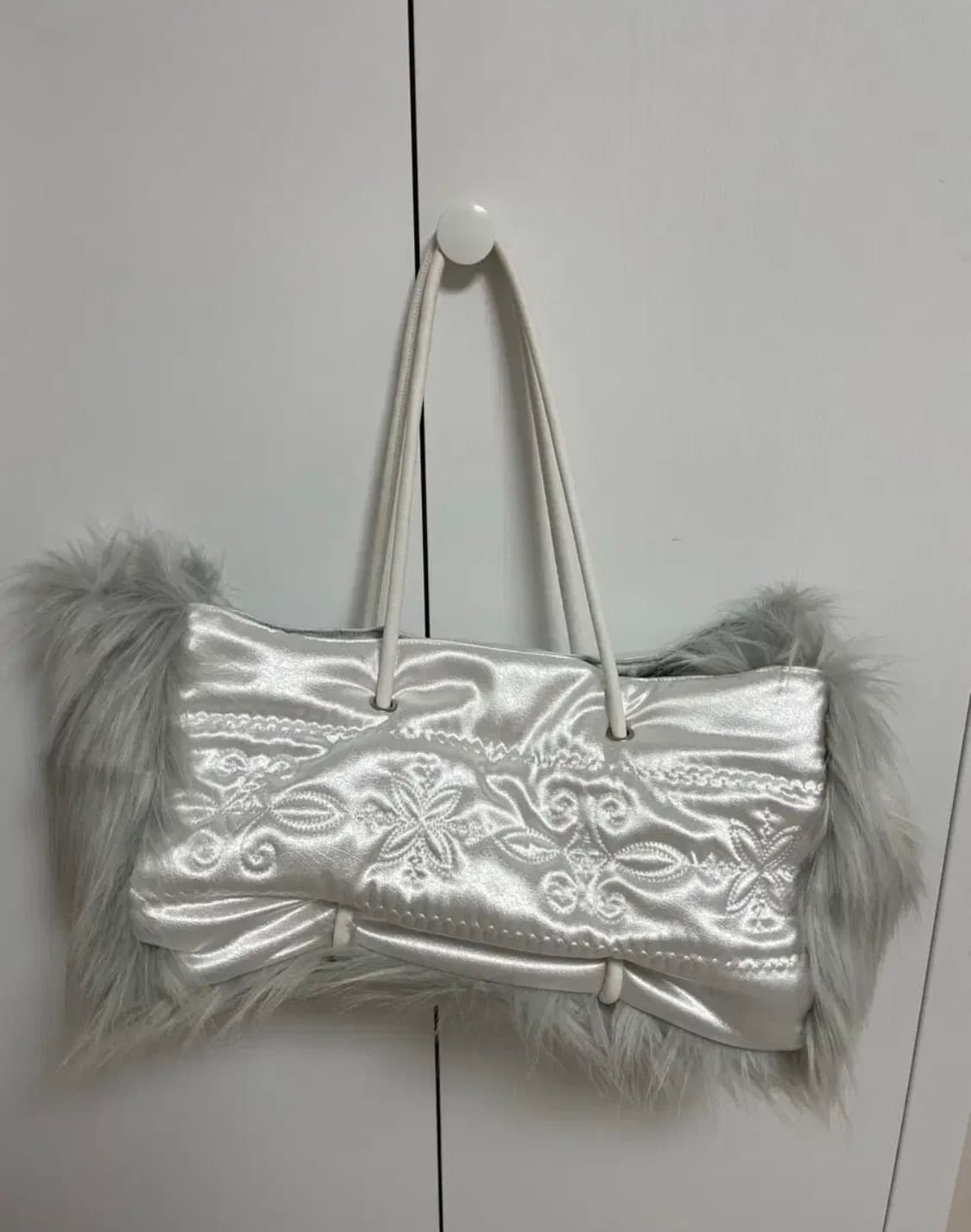 착샷 O) 스컬프터 가방 플러피 새틴 백 화이트 상품이미지1