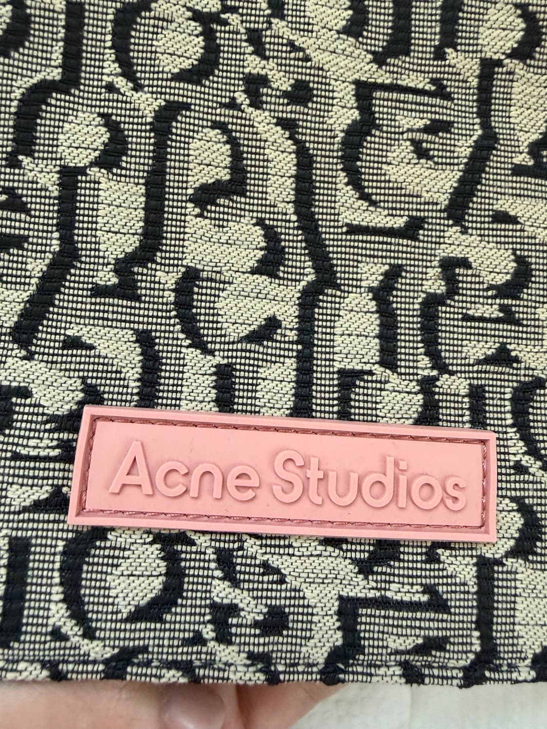 아크네스튜디오 자카드 플랫 숄더 백 상품이미지3