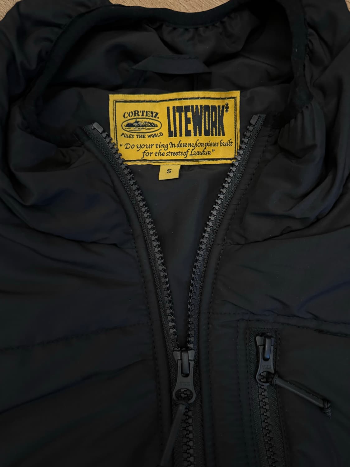 코르테이즈 경량 패딩 corteiz bellic jacket 상품이미지6