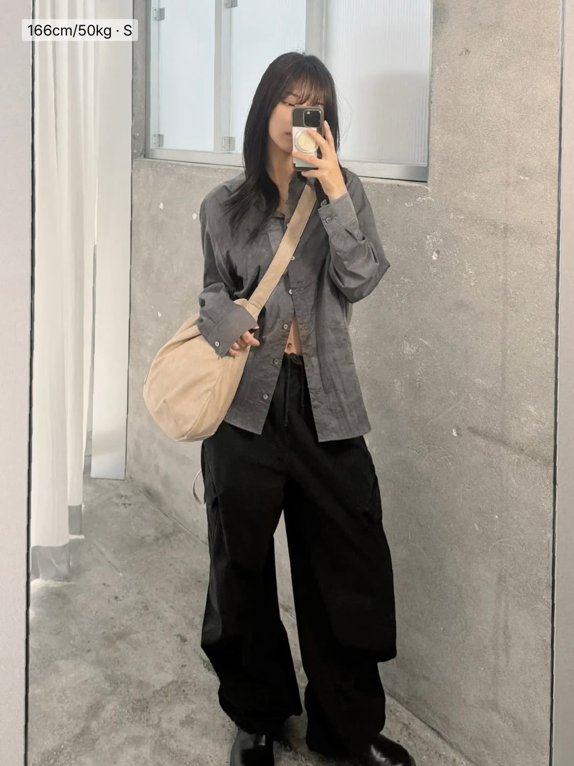 인사일런스 우먼 뉴트럴 그래픽 셔츠 CHARCOAL 상품이미지5