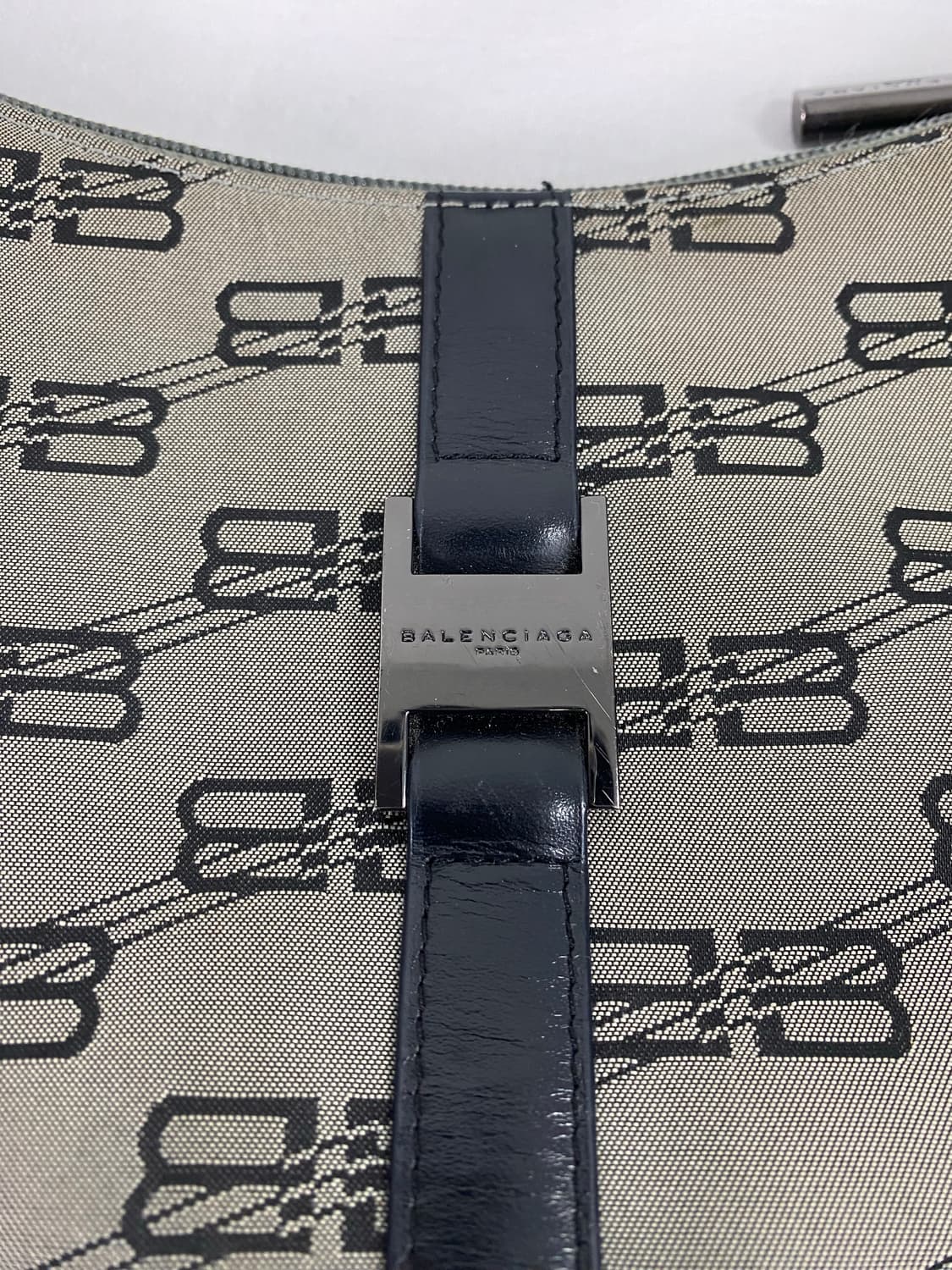 발렌시아가 BB로고 모노그램 캔버스 숄더백  <50> 상품이미지3