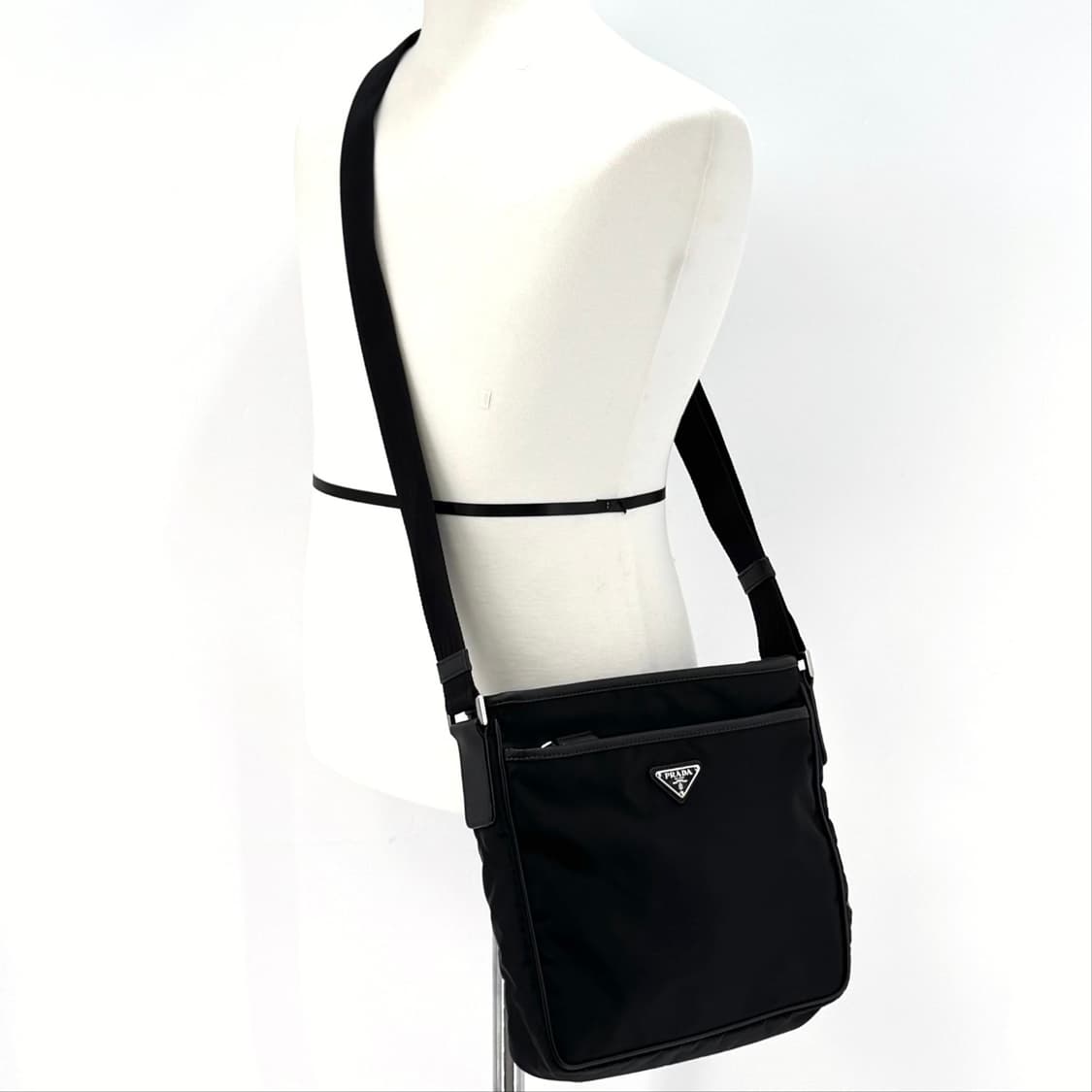 프라다 삼각로고 나일론 메신저백 크로스백 블랙 (2VH797) 상품이미지2