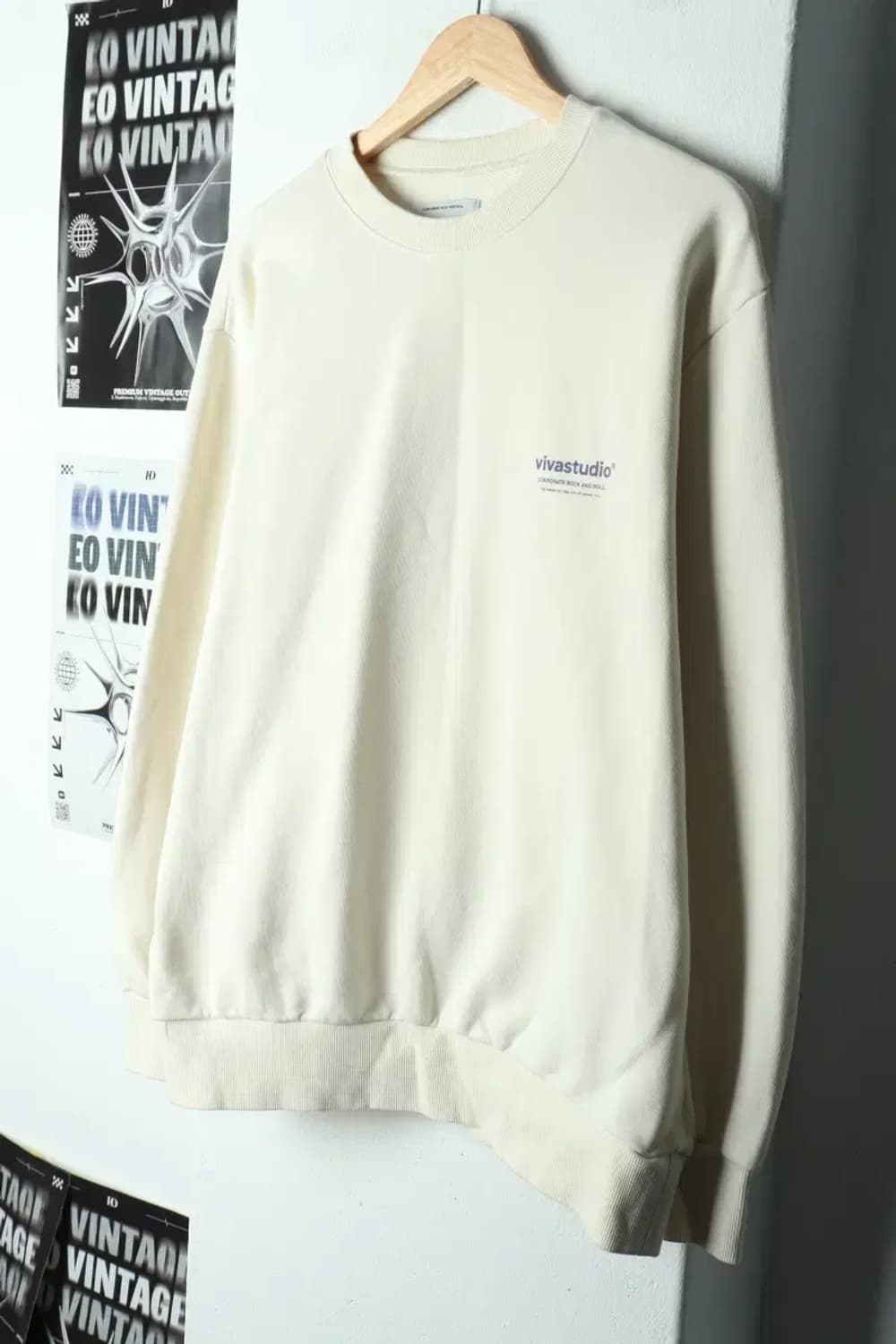 (XL) 비바스튜디오 맨투맨 티셔츠 아이보리 로고 올드스쿨-15D1A 상품이미지1