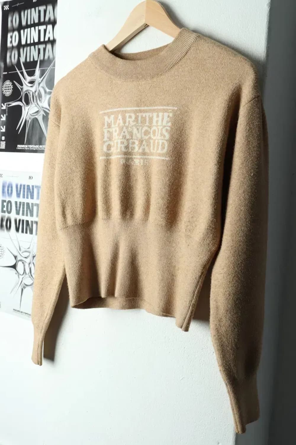 W(F) 마리떼프랑소와저버 니트 오트밀 빅로고 크롭-16866 상품이미지1