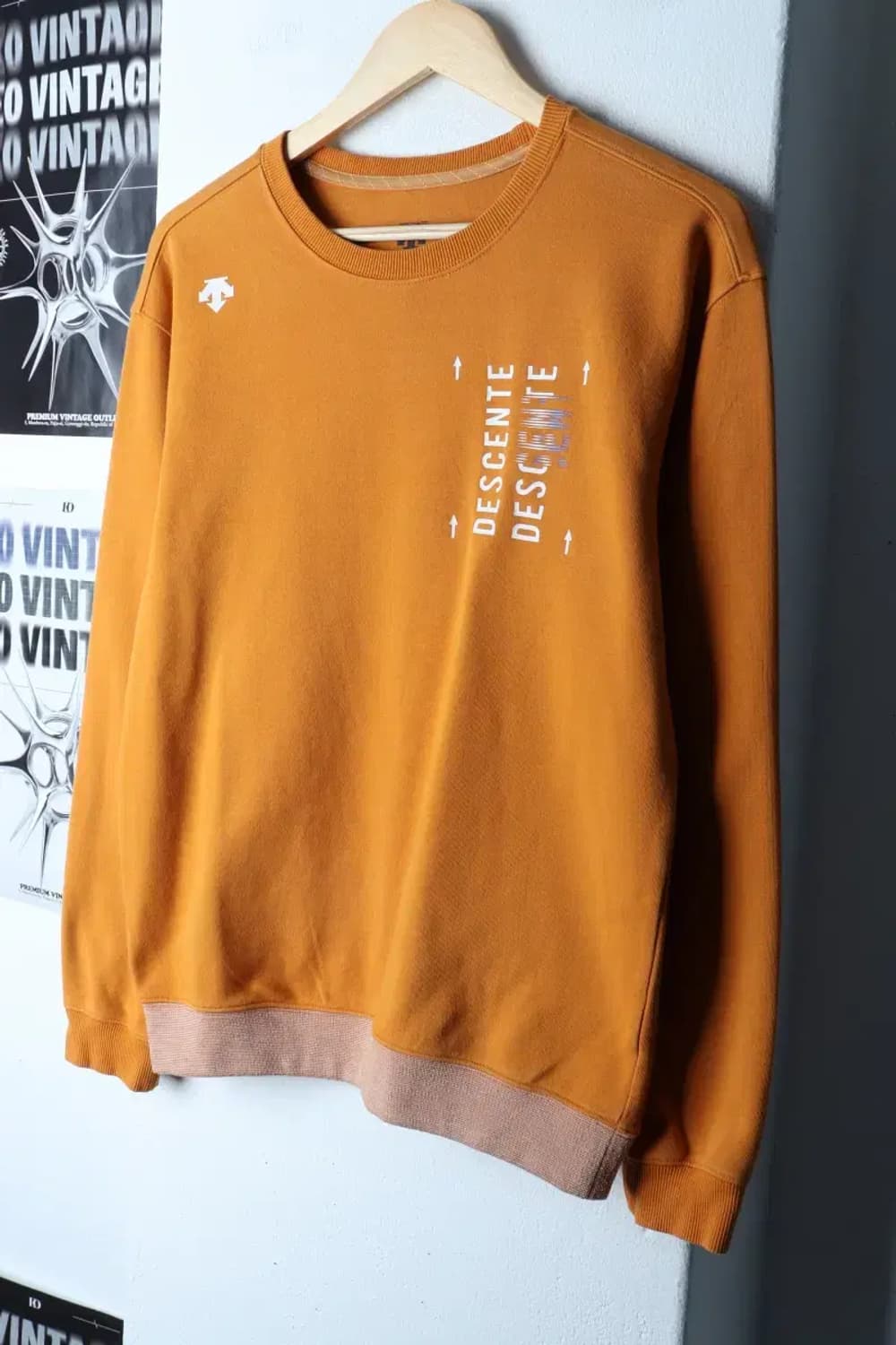 W(M) 데상트 맨투맨 티셔츠 주황 프린팅 올드스쿨-16E94 상품이미지1