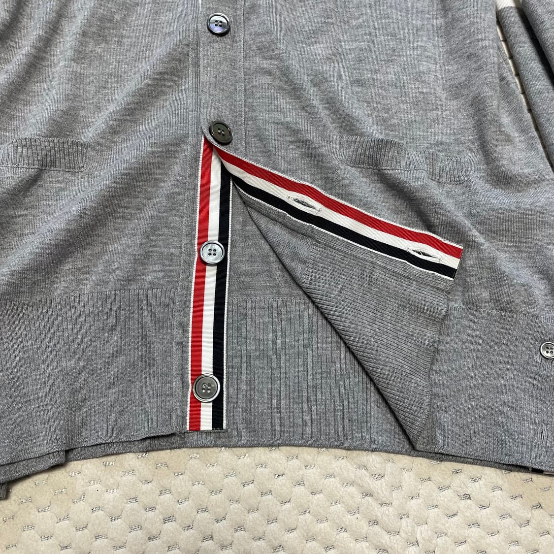 톰브라운 메리노울 가디건 4사이즈 그레이 상품이미지4