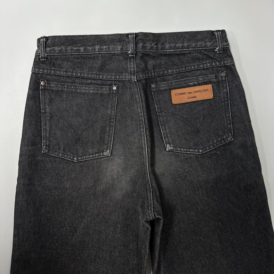 꼼데가르송 옴므 레더탭 흑청 데님팬츠 상품이미지2