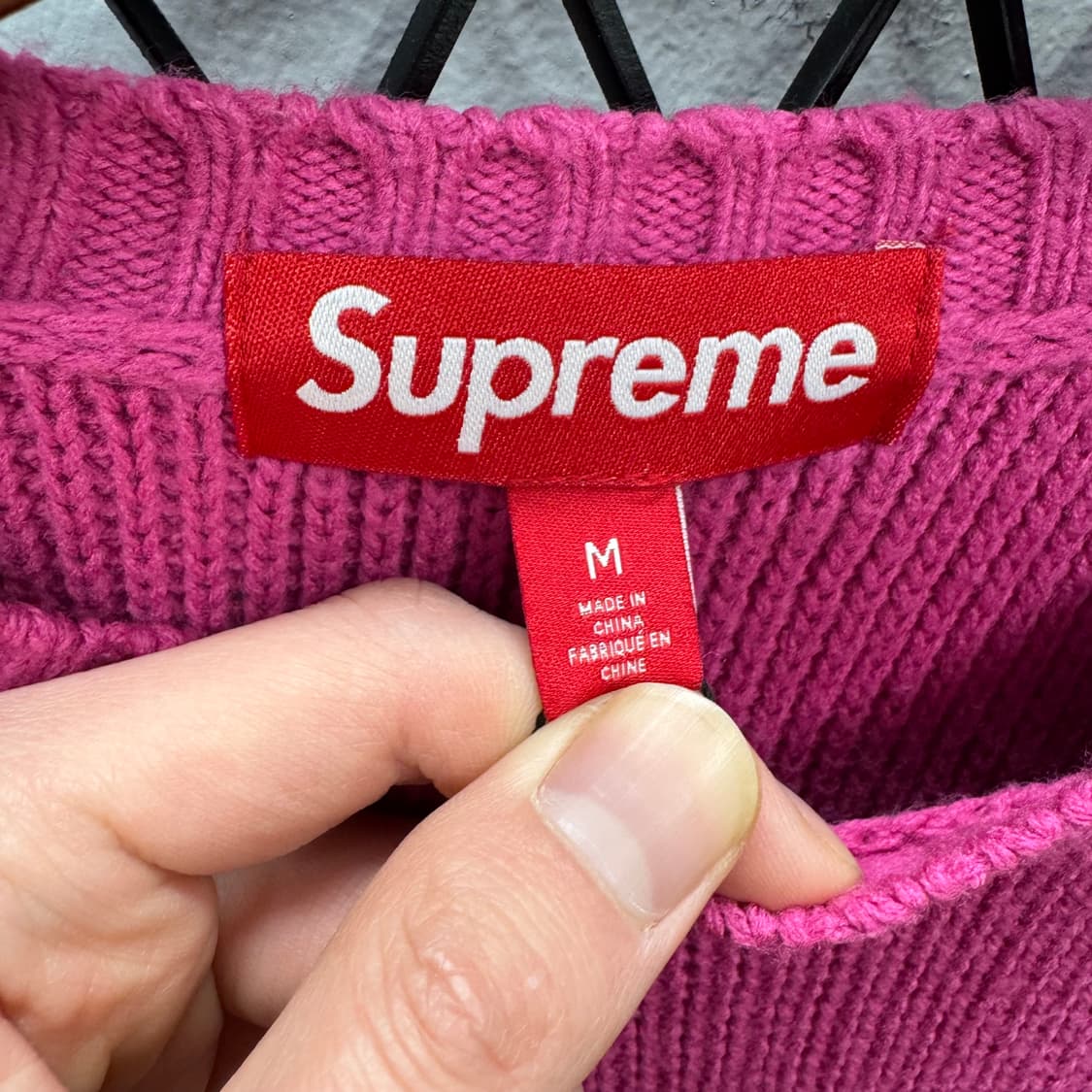 23FW 슈프림 체스트 스트라이프 스웨터 전면 로고 포인트 핑크 상품이미지6