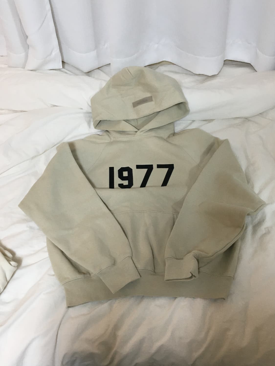 피오갓 에센셜 후드티 1977 (착샷) 상품이미지1