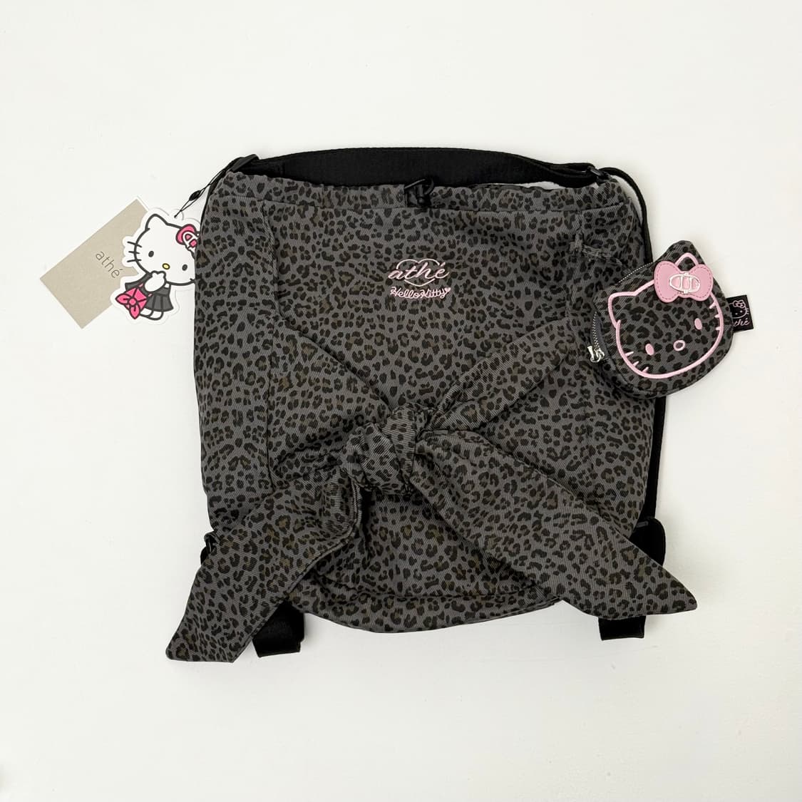 (새상품) 아떼바네사브루노 x 헬로키티 르봉 레오파드 그레이 백팩 겸 숄 상품이미지4