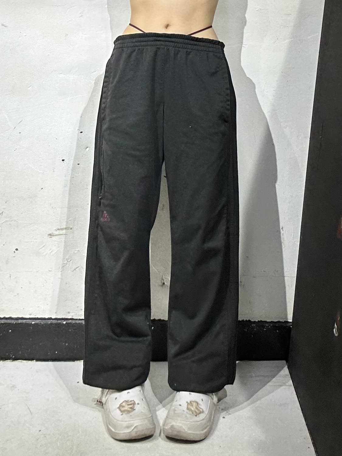 아디다스 와이드 블랙 버건디 스몰 로고 팬츠  상품이미지2