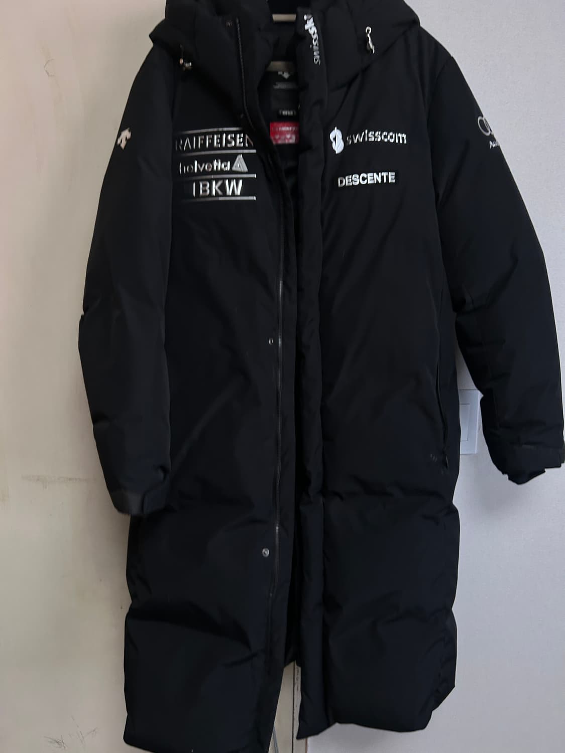 데상트 스위스 스키팀 패딩 블랙 상품이미지1