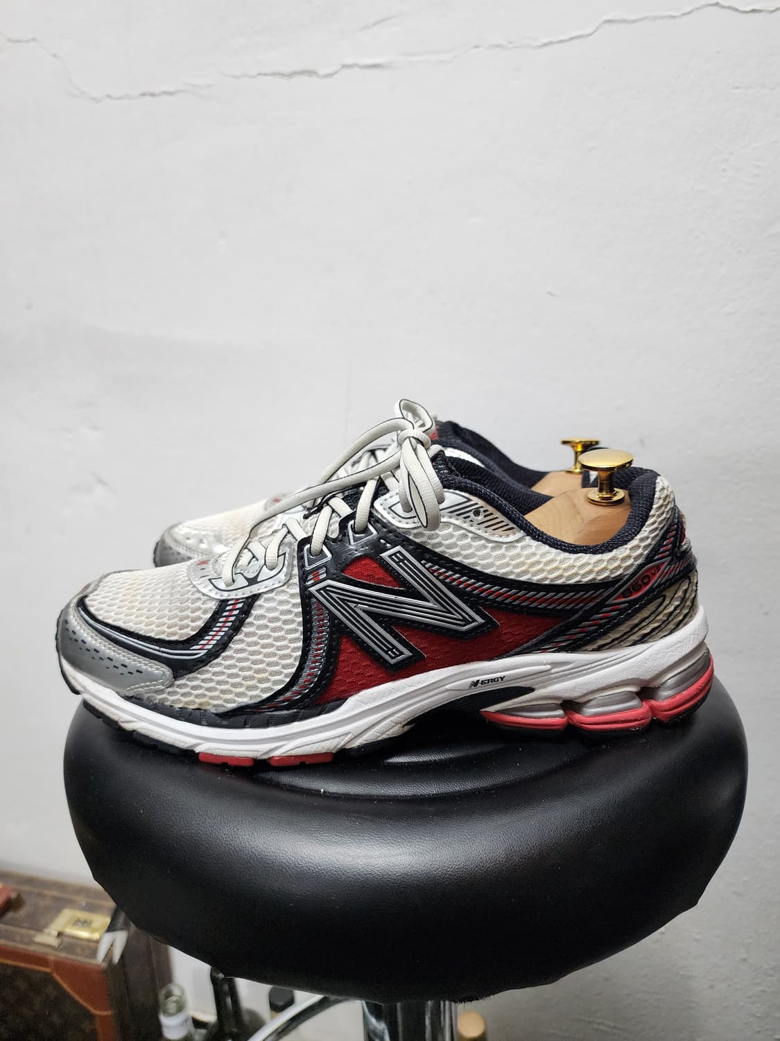 뉴발란스의 860v2 메탈릭 운동화 상품이미지1