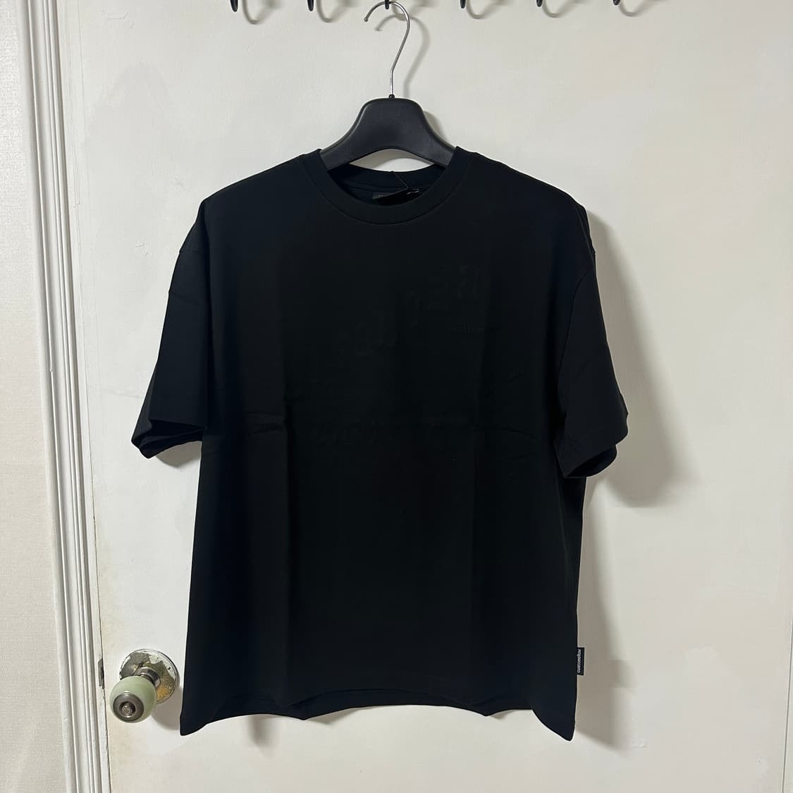 새상품 정가 18M 커스텀멜로우 자수 그래픽 반팔티 블랙 상품이미지2