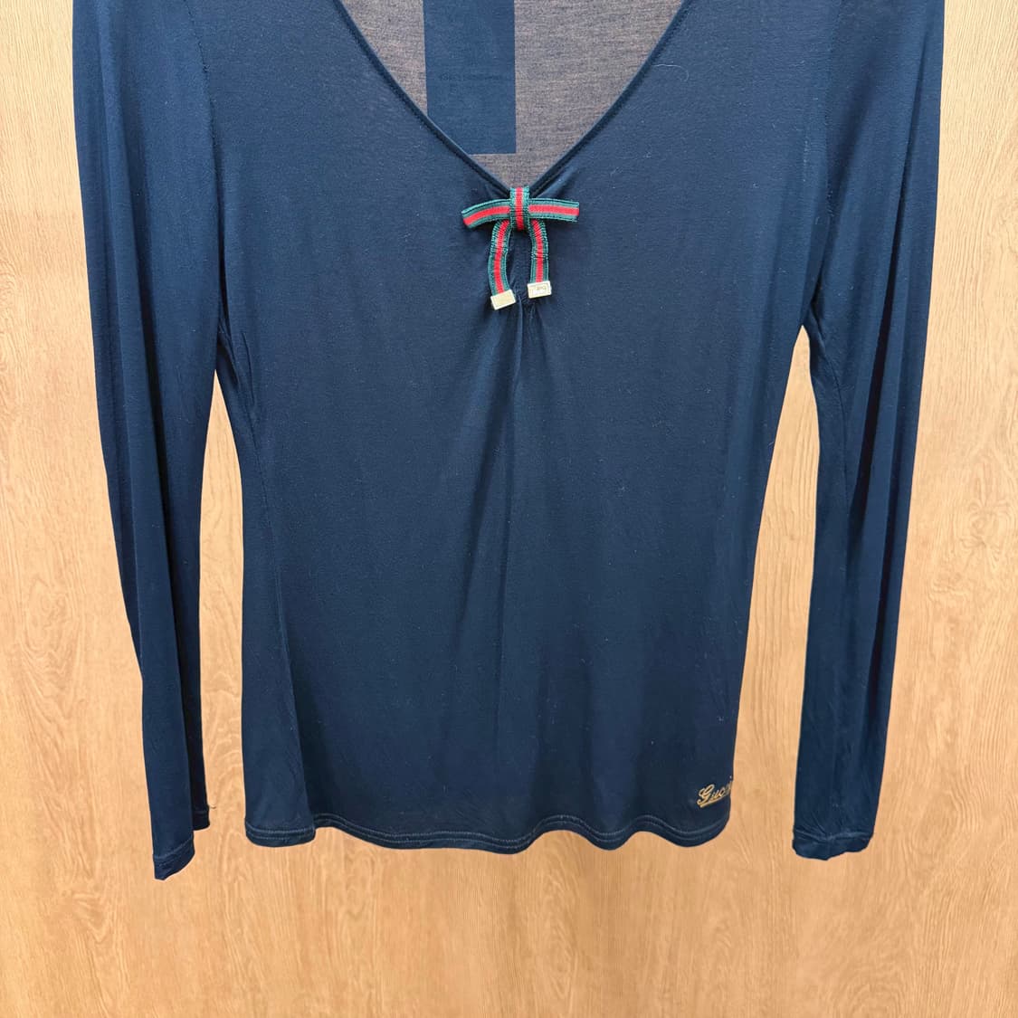 구찌 롱슬리브 티셔츠 리본 골드 로고 브이넥 디테일 슬림핏 블랙 상품이미지5