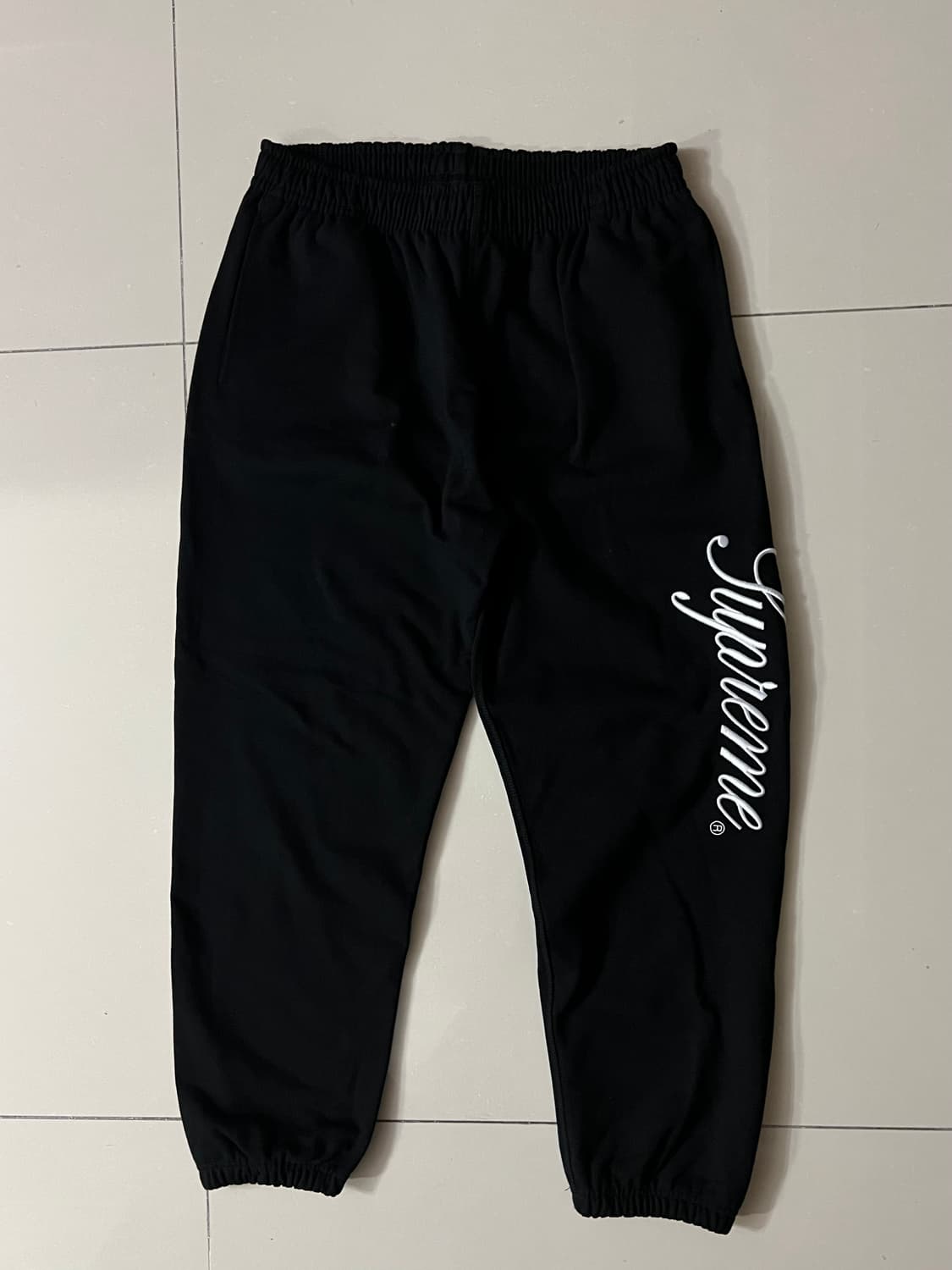 24FW 슈프림 자수 스크립트 스웻팬츠 블랙 상품이미지1
