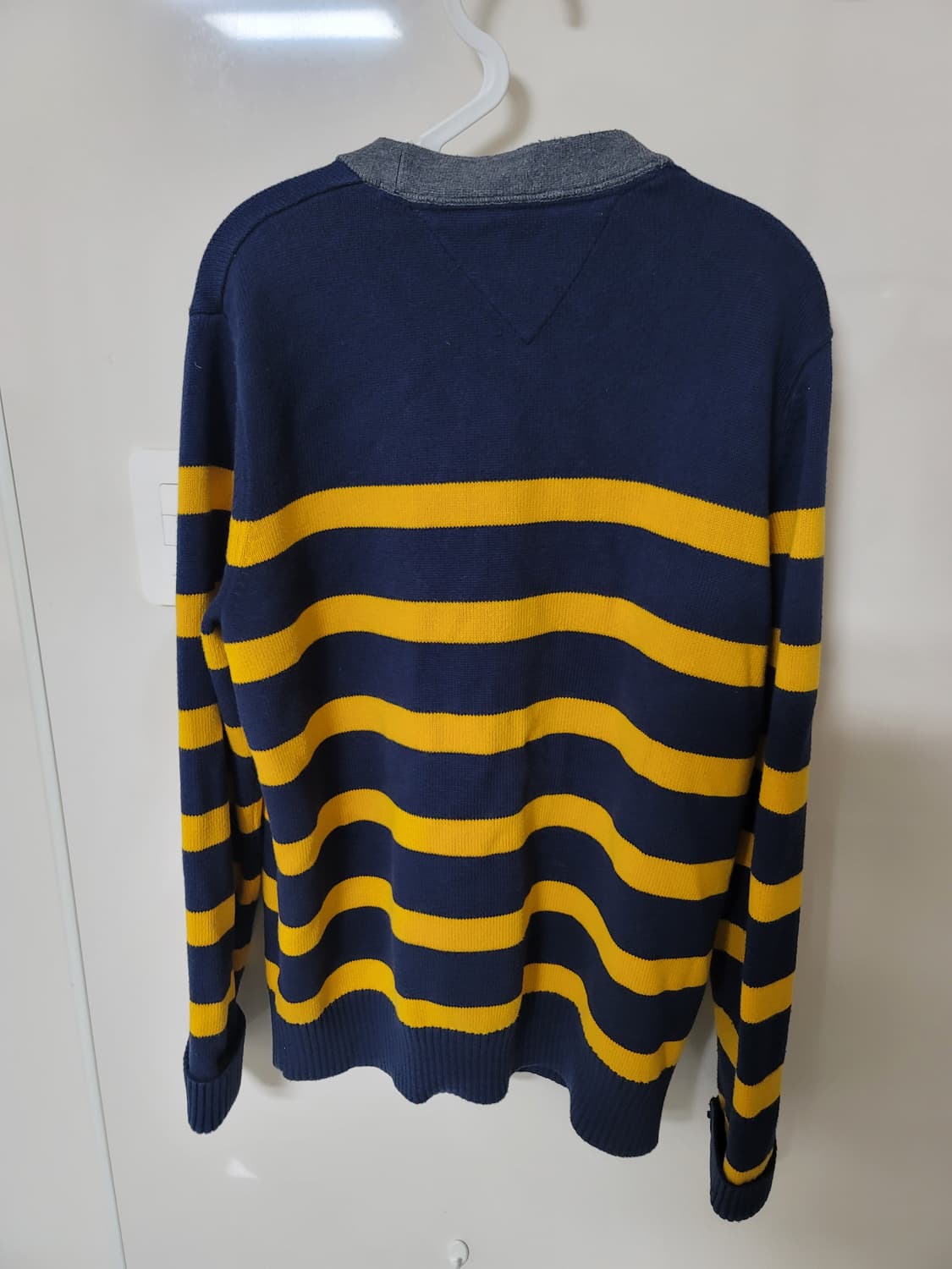 타미힐피거 사선무늬 가디건 L 100사이즈 상태굿

 상품이미지2