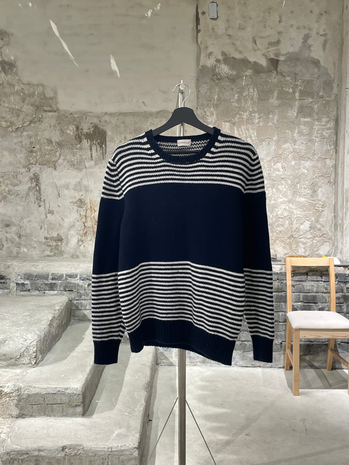 몽클레르 다크 네이비 패치 로고 스트라이프 스웨터 상품이미지1