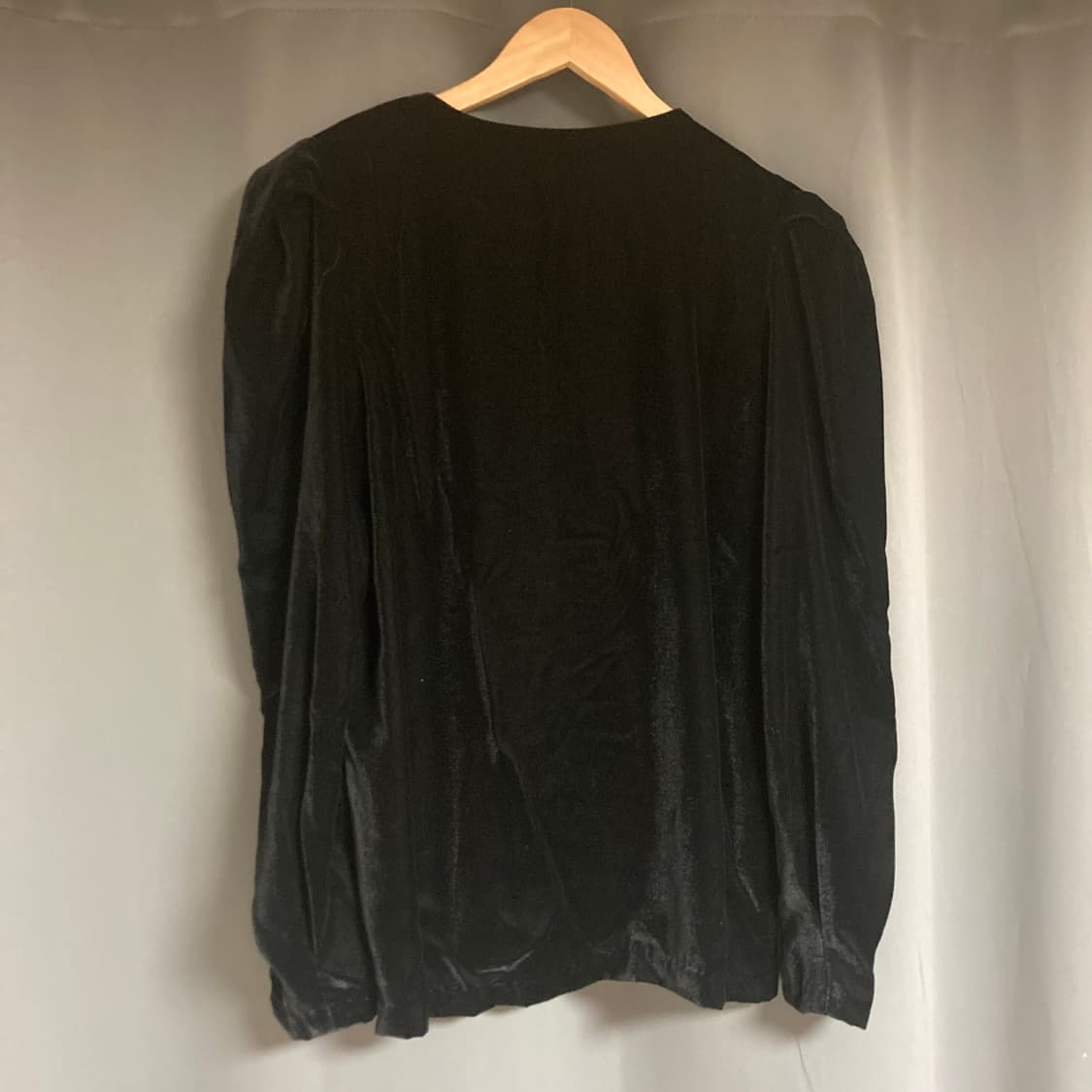 베리유 VERYYOU 브이넥 벨벳 블라우스(블랙) 새상품 상품이미지6