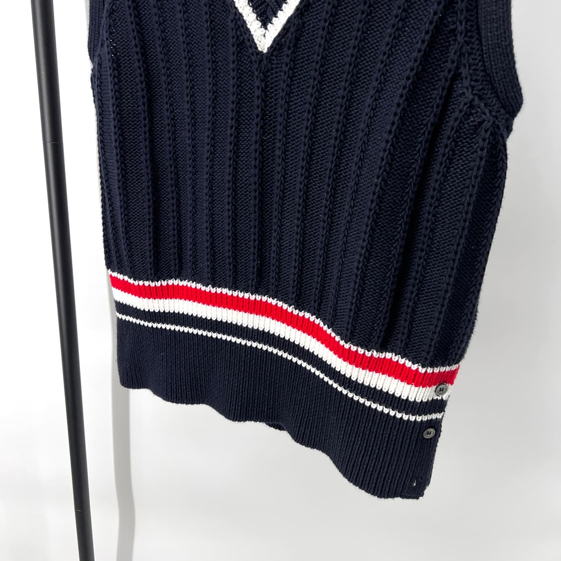 [22FW] 톰브라운 삼선 케이블 니트 베스트 조끼 (MKV060A) 상품이미지5