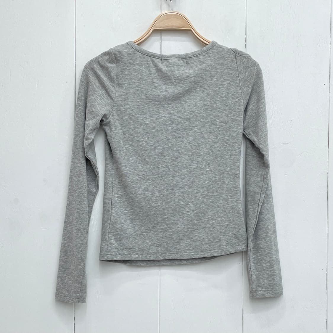 오디너리 홀리데이 숄더 컷아웃 롱슬리브 티셔츠 상품이미지3