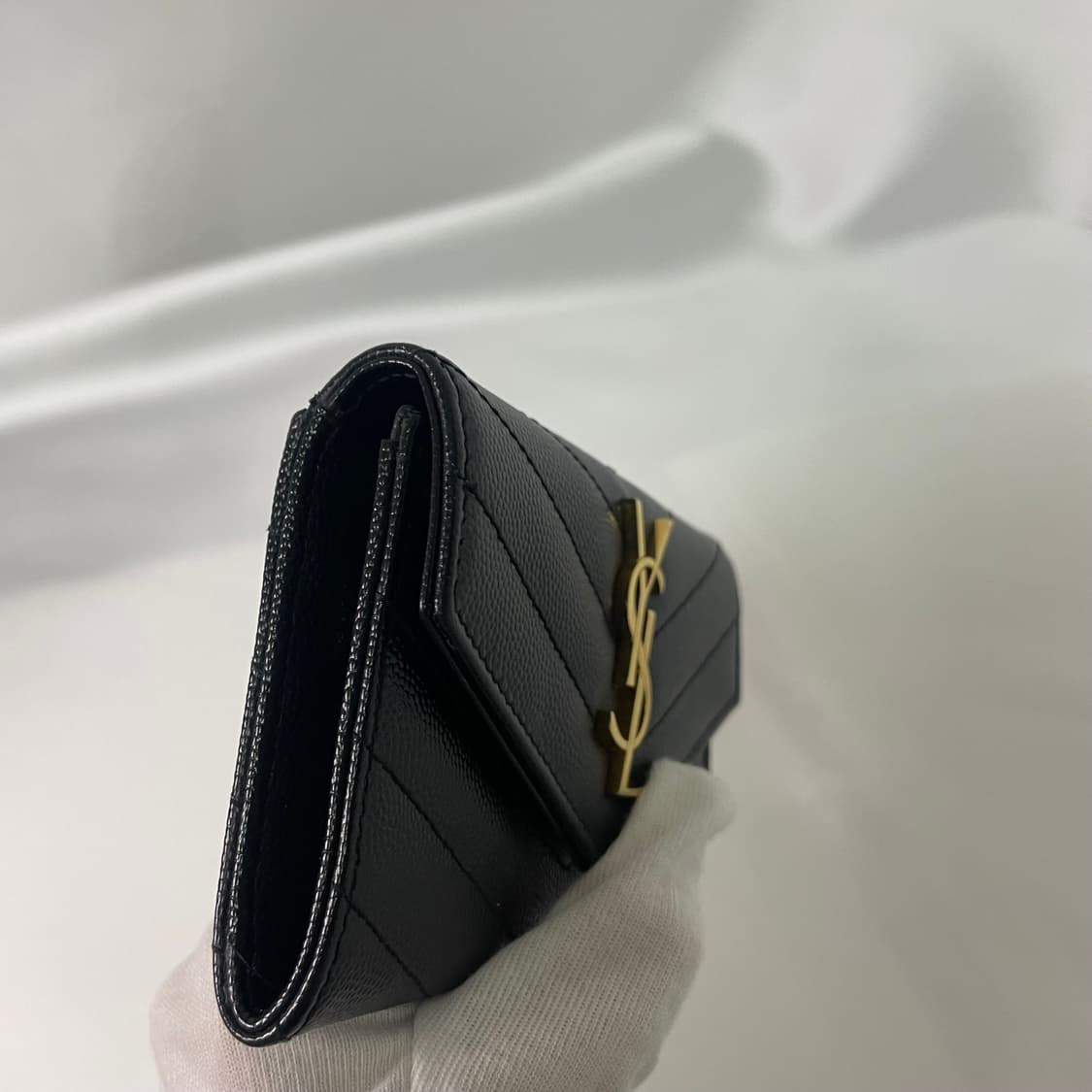 생로랑 마틀라세 플랩 카드지갑 블랙/금장 상품이미지3