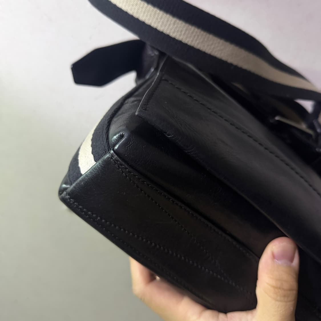 발리 남성 사각 가죽 크로스백 블랙 상품이미지3