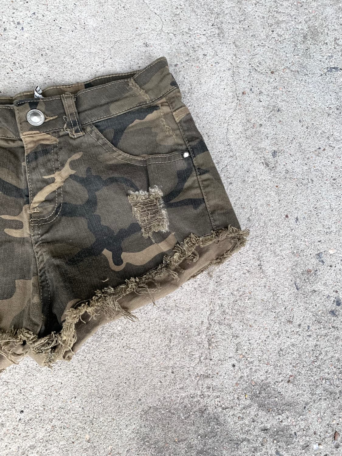 Camo distressed micro-shorts  상품이미지3