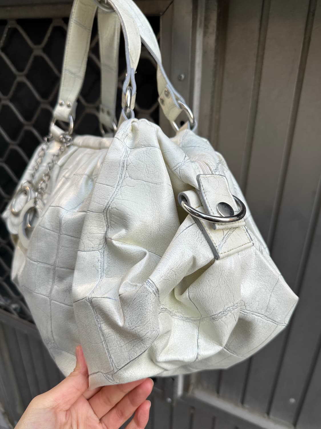 Crack leather stud shoulder bag 상품이미지4