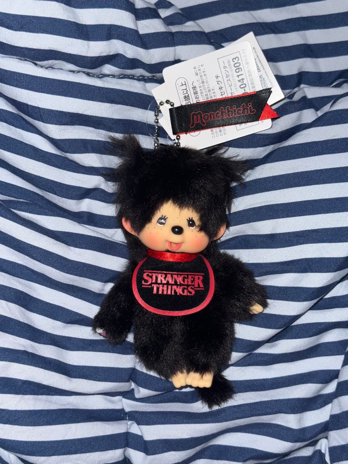 몬치치 x 기묘한이야기 키체인 블랙 레드 상품이미지1