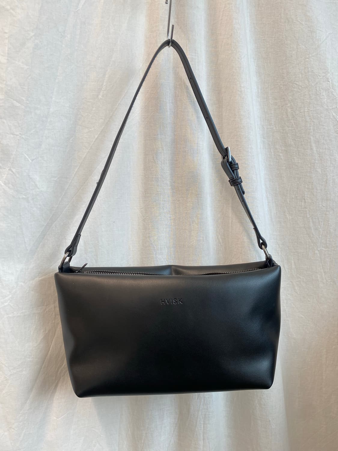 Hvisk 비건레더 블랙 패디드 숄더백 상품이미지1