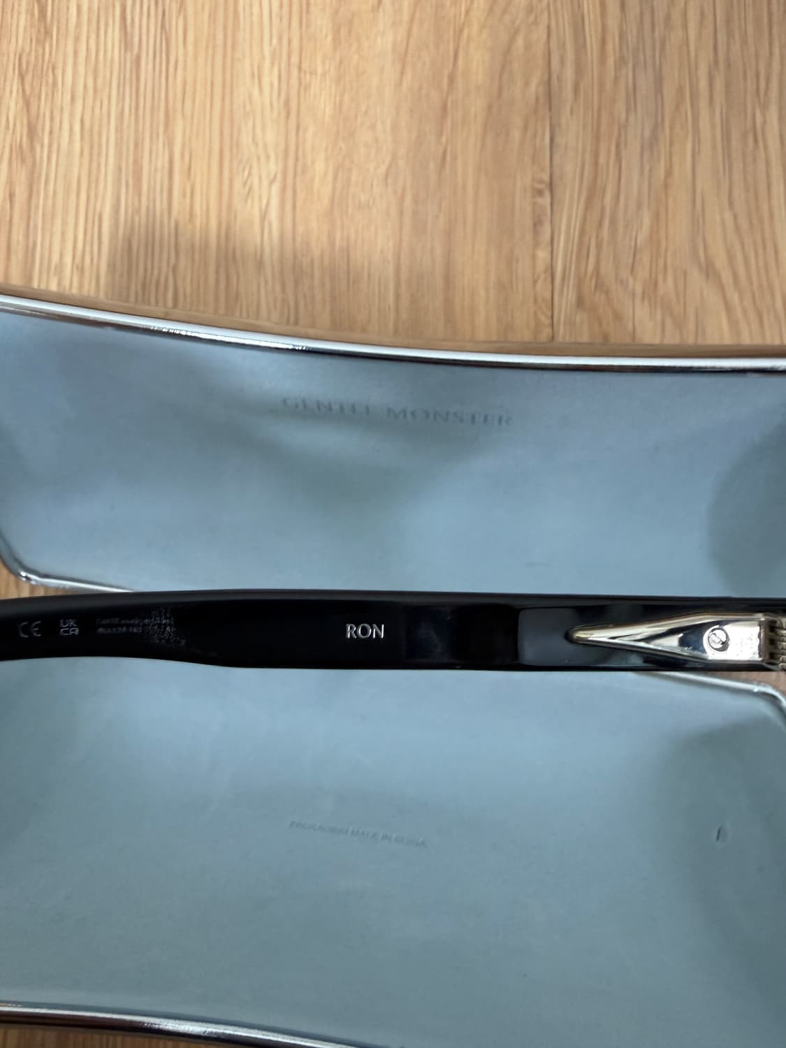 젠틀몬스터 론01 블랙 (케이스 포함) 상품이미지3