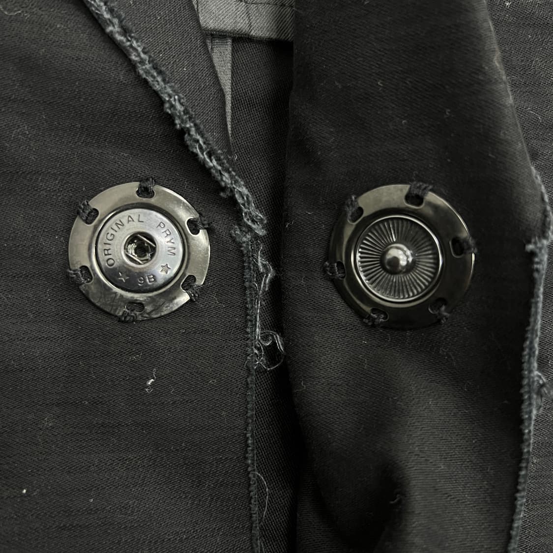 DIRAIN 블랙 컷오프 테일러드 데미지 롱 코트  상품이미지7