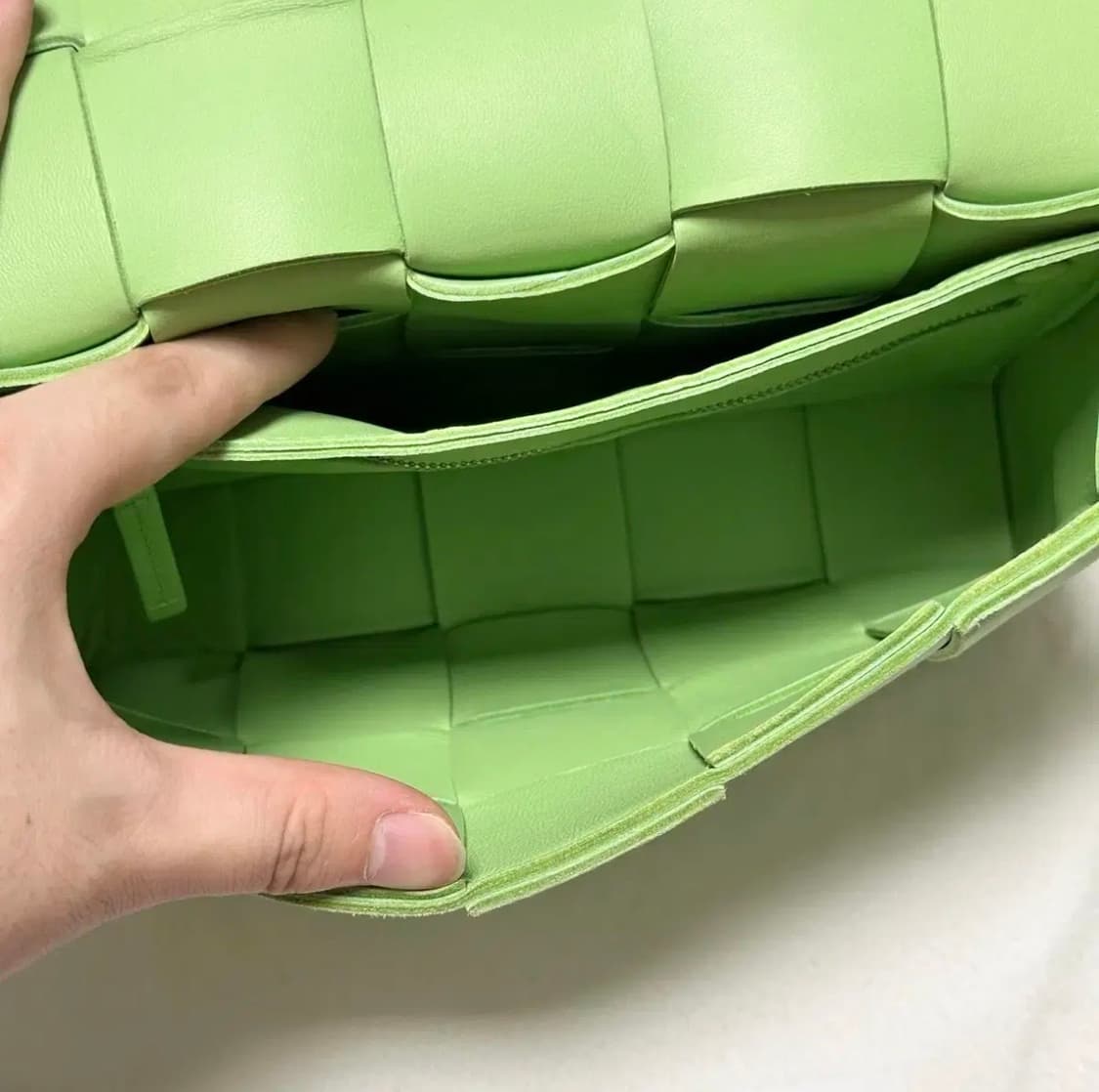 [풀구성] 보테가베네타 램스킨 카세트백 미듐 연두 상품이미지4