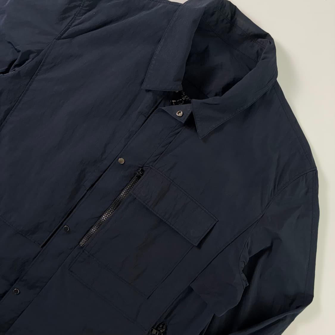 Solid homme  솔리드 옴므 나일론 네이비 바람막이 자켓  상품이미지3