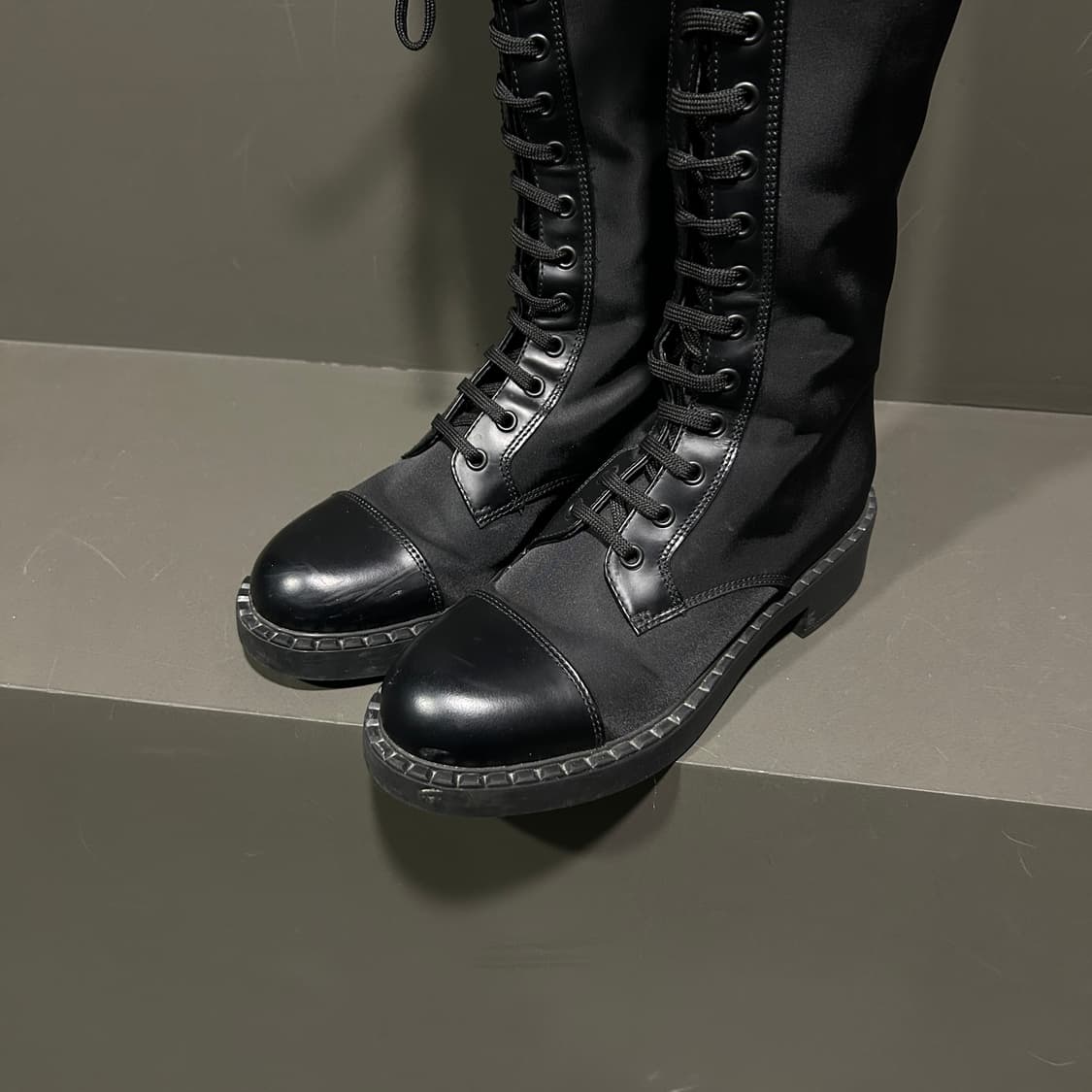 프라다 브러쉬드 레더 리나일론 레이스업 부츠 상품이미지3