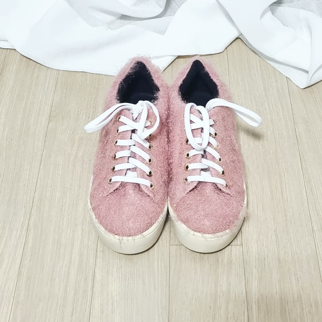 슈콤마보니 글리터링 핑크퍼 스니커즈 운동화 (230/표기360) 상태굿 상품이미지1