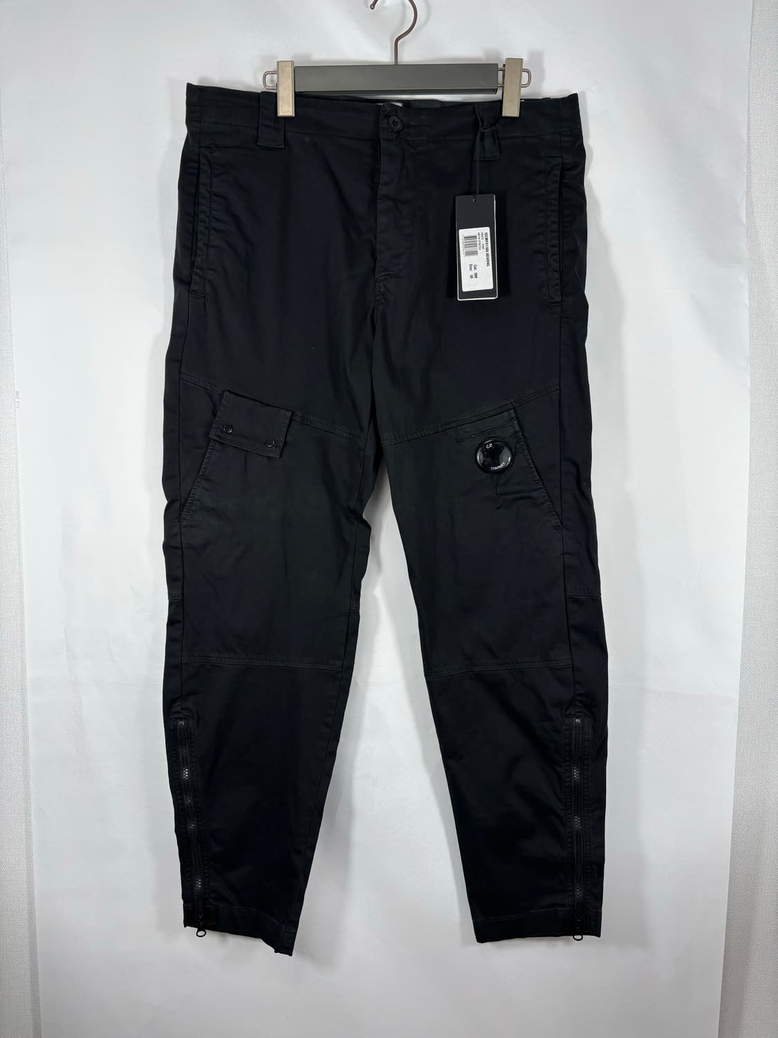 (새상품)CP컴퍼니 렌즈와펜 카고팬츠 블랙 50 상품이미지1