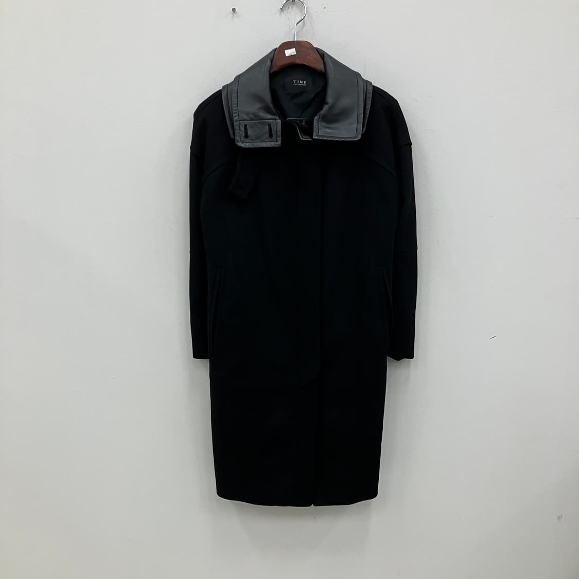 타임 블랙 캐시미어 혼방 가죽 하이넥 카라 싱글 롱 코트 상품이미지1